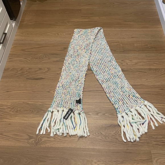 NWT Super Soft & Cozy Long Scarf by Steve Madden - Picture 5 of 5